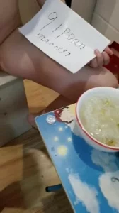 老婆落体吃饭中