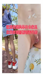 “别让我对着婚纱照，我害羞”老婆约单男去家里，对着婚纱照被操