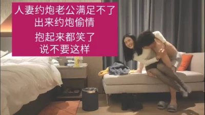 极品人妻一开始不愿意抱起来被按在床上暴力输出